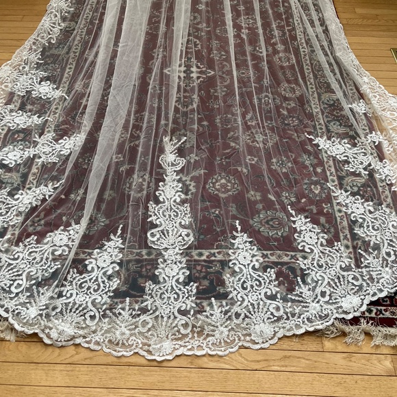 Lace Trim Royal Wedding Veil - Picture 2 of 8